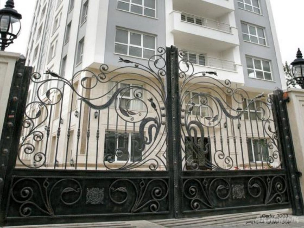 кованые распашные ворота